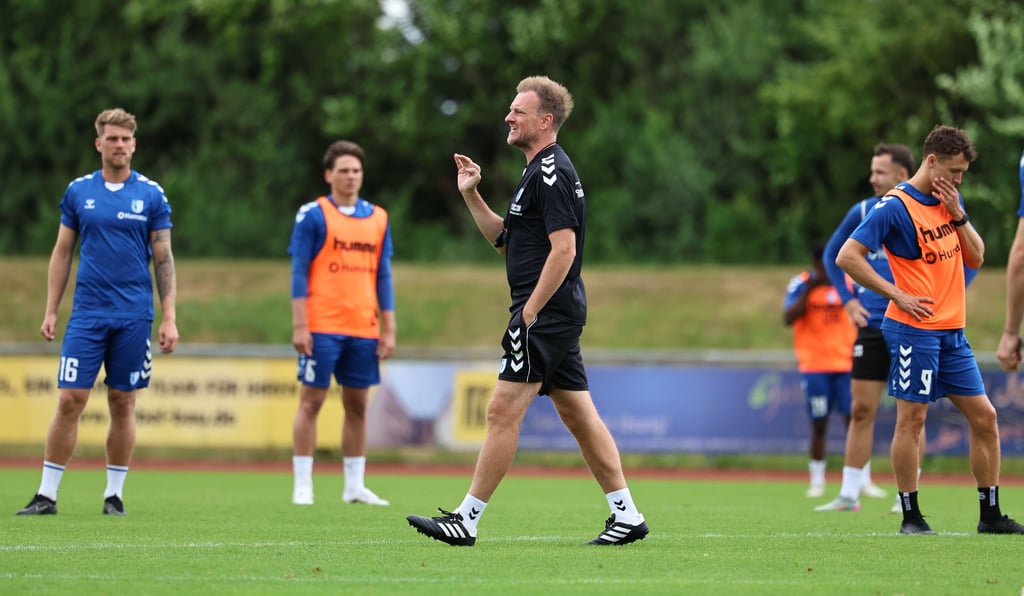 Markus Fiedler rief am Montag auffällig lautstark über den Platz, damit alle Spieler seine taktischen Vorstellungen mitbekommen.