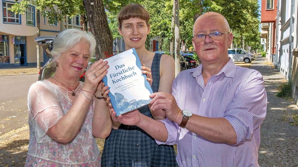 „Das Fürstliche Kochbuch“: Die Herausgeber Kristina Schlansky (li.) und Uwe Quilitzsch (re.) bringen die höfische Kulinarik längst vergangener Zeiten gemeinsam mit Gestalterin Melanie Scheer zurück in die Küchen und Esszimmer des 21. Jahrhunderts.