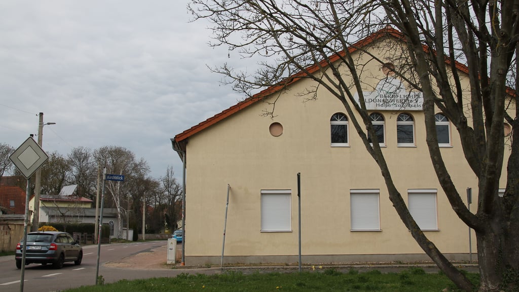 Im einstigen Beruflichen Bildwungswerk in Halle-Reideburg sind inzwischen Jugendliche untergebracht, darunter auch unbegleitete minderjährige Flüchtlinge.