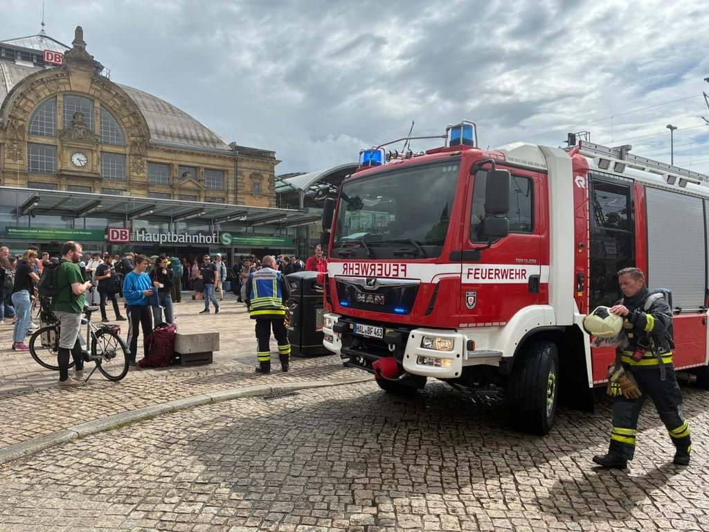 Die Brandmeldeanlage im Hauptbahnhof Halle hat ausgelöst. Die Feuerwehr kam zum Einsatz und der Bahnhof wurde geräumt.