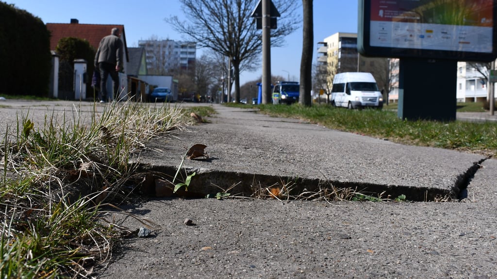 Hochstehende Betonplatten ärgern Nutzer eines Geh- und Radwegs in Magdeburg.