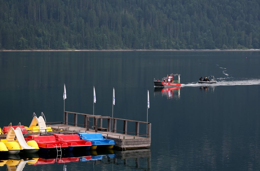 Im Eibsee wird nach einem untergegangenen Vater und seinem Sohn gesucht.