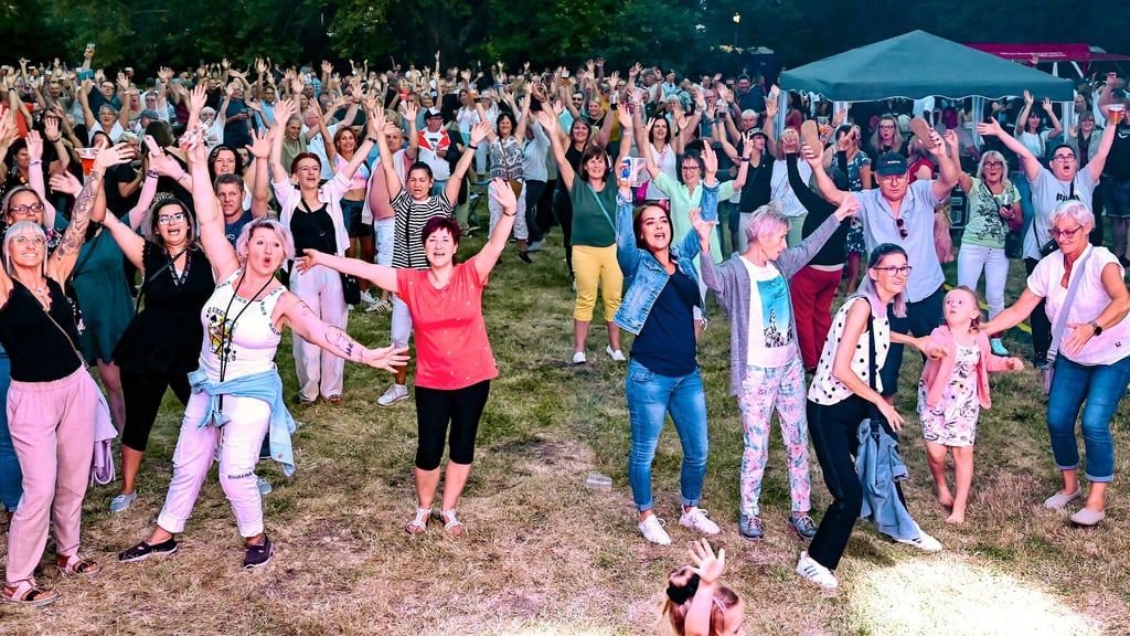 Beim „Schlager im Volkspark“ gingen die über 1100 Besucher voll mit, schließlich bekamen sie so einiges geboten.