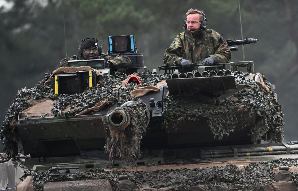 Verteidigungsminister Boris Pistorius steht bei einer Vorführung im Turm eines Bundeswehr-Panzers vom Typ Leopard 2.