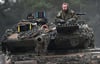 Verteidigungsminister Boris Pistorius steht bei einer Vorführung im Turm eines Bundeswehr-Panzers vom Typ Leopard 2.