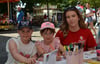 Martha Czuratis (rechts) ist die Vorsitzende des Jugendbeirats. Zusammen mit ihren Mitstreitern war die 15-Jährige unter anderem mit einem Stand beim Salzlandfest vertreten.