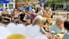 Der Bitterfelder Marktplatz hatte sich am Samstag zur Picknickzone verwandelt. Gäste des Brunches suchten das Gespräch miteinander. 