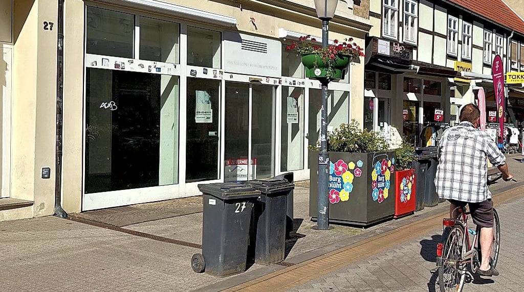 Blick auf das Ladengeschäft in der Schartauer Straße 27 in Burg, für das ein Nutzer gesucht wird. Ihm wird der Einzug mit einer Übernahme der Miete schmackhaft gemacht.
