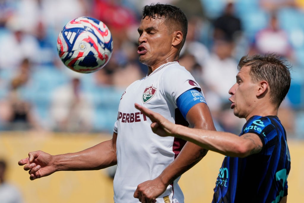 Thiago Silva (l) ist auch mit 40 Jahren noch zweikampfstark