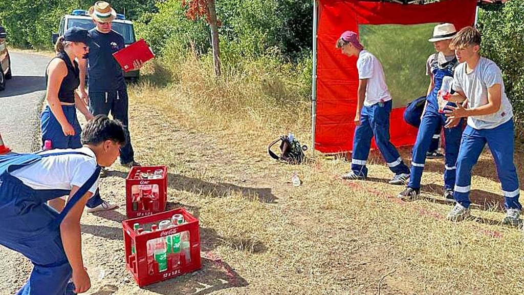 Geschicklichkeit zählt beim Flaschen in die Kiste werfen.