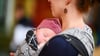 Ein Baby schlummert friedlich im Arm der Mutter. In Magdeburg warten Eltern bis zu zwölf Wochen auf die Geburtsurkunde. Und ohne diese gibt es für das Baby weder Kindergeld noch Krankenversicherung.&nbsp;