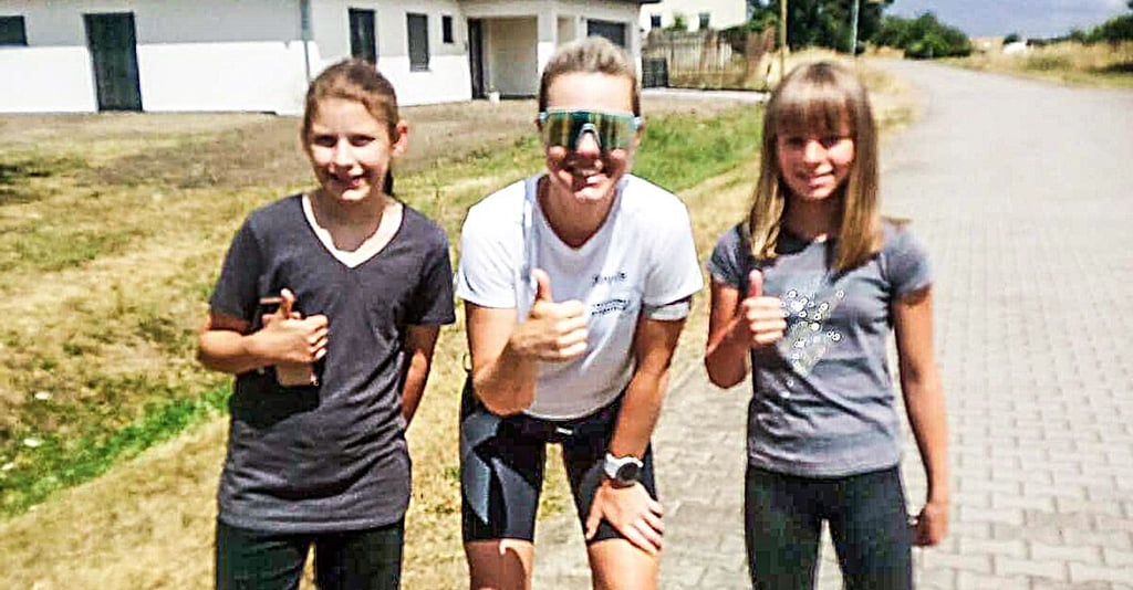 Die Berliner Extremläuferin Joyce Hübner ist gestern bei ihrer Marathon-Städtetour durch Deutschland in Steutz eingetroffen.