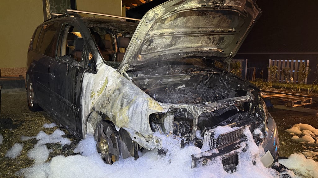 Dieser VW brannte in Osterwieck im Landkreis Harz aus.