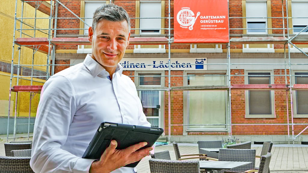 Torsten Römer lässt das über einhundert Jahre alte Wohn- und Geschäftshaus sanieren und zieht dort mit seinem Team ein.