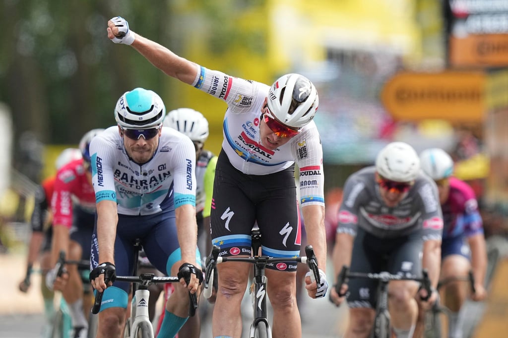 Tim Merlier feiert den Etappensieg, der deutsche Sprinter Phil Bauhaus (L.) freut sich über den dritten Rang.
