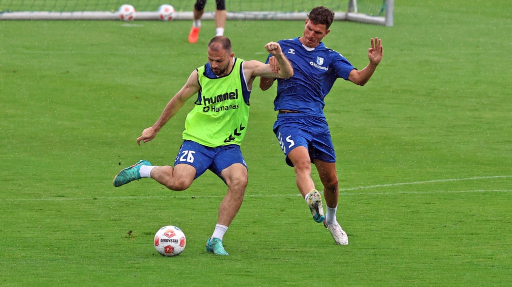 Aleksa Marusic (l.) will das Trainingslager des 1. FC Magdeburg nutzen, um sich beim neuen Trainer Markus Fiedler zu empfehlen.