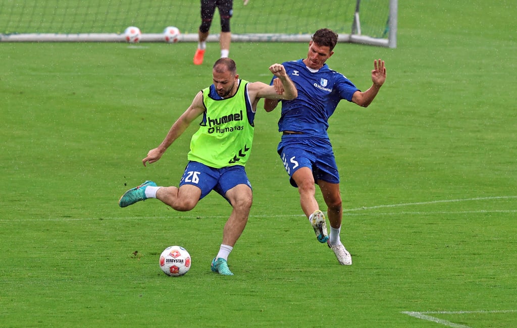 Aleksa Marusic (l.) will das Trainingslager des 1. FC Magdeburg nutzen, um sich beim neuen Trainer Markus Fiedler zu empfehlen.