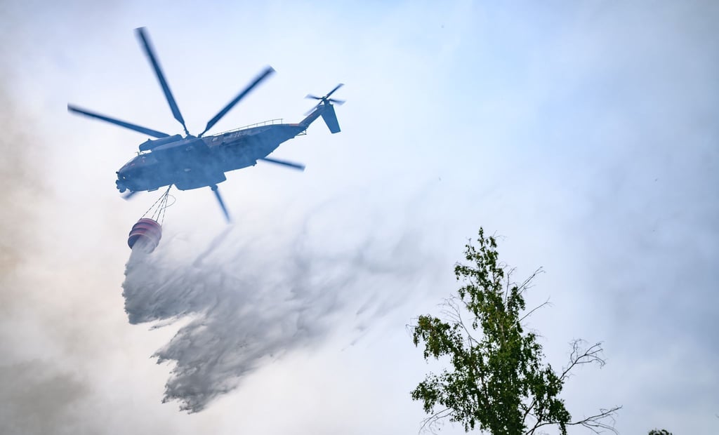 Die Bundeswehr hat bisher rund eine Million Liter Löschwasser abgeworfen.