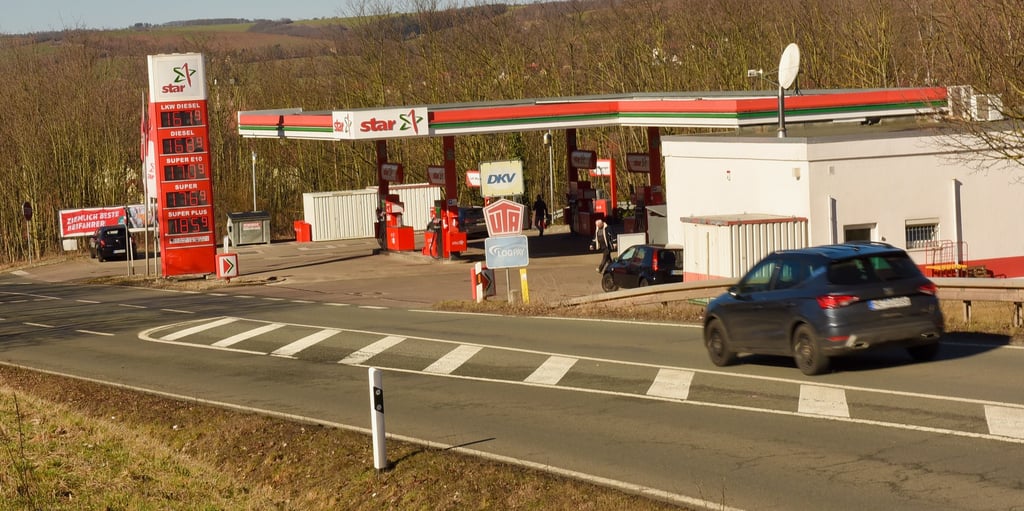 Diese Tankstelle in Mansfeld-Leimbach hat der 21-jährige Angeklagte Anfang Mäzr 2025 überfallen.