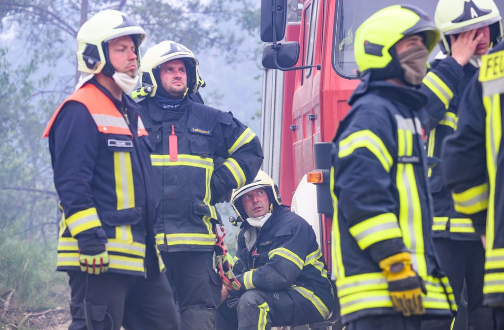 Die Einsatzkräfte versuchen einen alten Sprengplatz zu schützen.