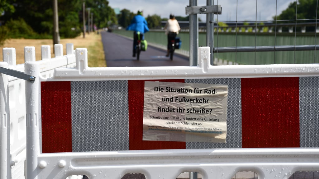 An der Absperrung des Elberadwegs wurden Protestschreiben mit der E-Mail-Adresse von Magdeburgs Oberbürgermeisterin Simone Borris angebracht.