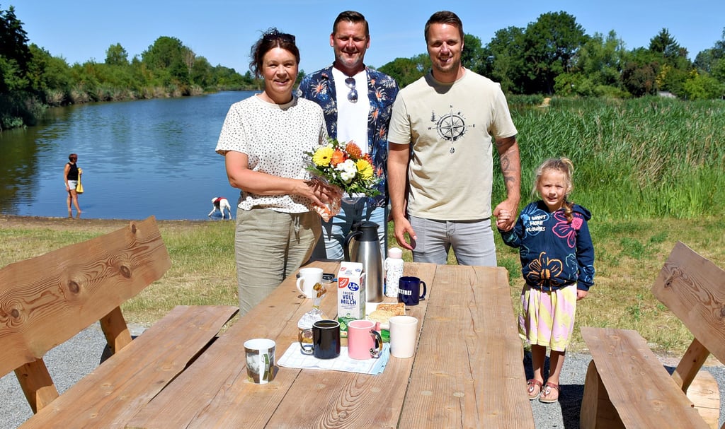 Der Bürgermeister der Gemeinde Börde-Hakel, Tim Heberling (rechts) und der Vorsitzende des Westeregelner Angelvereins, Chris Kupke, bedankten sich bei der Avacon-Kommunalreferentin Antje Klimek mit einem Blumenstrauß für die Unterstützung des Unternehmens.