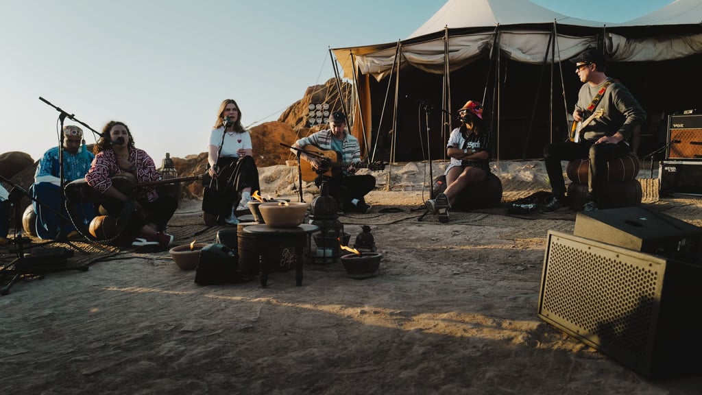 Die Band Juli performt in der Wüste Marokkos mit Einheimischen bei Sonnenuntergang. (Szene aus „Song Trip: Juli x Marokko“/ZDF-Streamingportal).