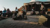 Die Band Juli performt in der Wüste Marokkos mit Einheimischen bei Sonnenuntergang. (Szene aus „Song Trip: Juli x Marokko“/ZDF-Streamingportal).
