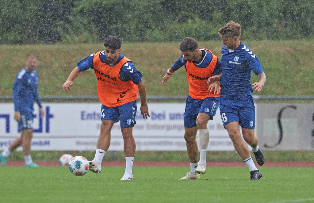 Während der Einheit regnete es zeitweise stark. Somit wurden auch Abu-Bekir El-Zein (v.l.), Andi Hoti und Marcus Mathisen nass.