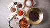 Zur Grundausstattung in der Küche gehören Salz, schwarzer Pfeffer, Chili-Flocken, Paprika edelsüß oder geräuchert, Kümmel, Nelken, Wachholderbeeren, Lorbeer und Muskatnuss.