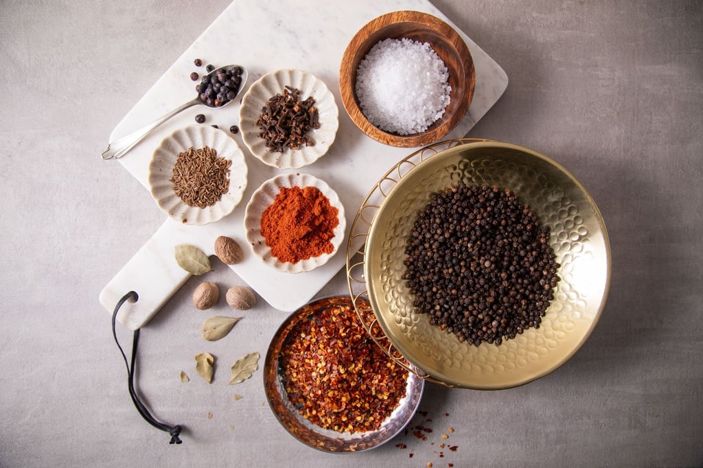 Zur Grundausstattung in der Küche gehören Salz, schwarzer Pfeffer, Chili-Flocken, Paprika edelsüß oder geräuchert, Kümmel, Nelken, Wachholderbeeren, Lorbeer und Muskatnuss.