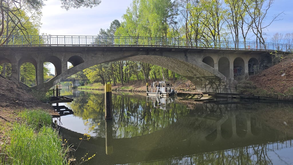 Unter dieser Brücke wurde in Velten der menschliche Schädel entdeckt. (Archivbild)