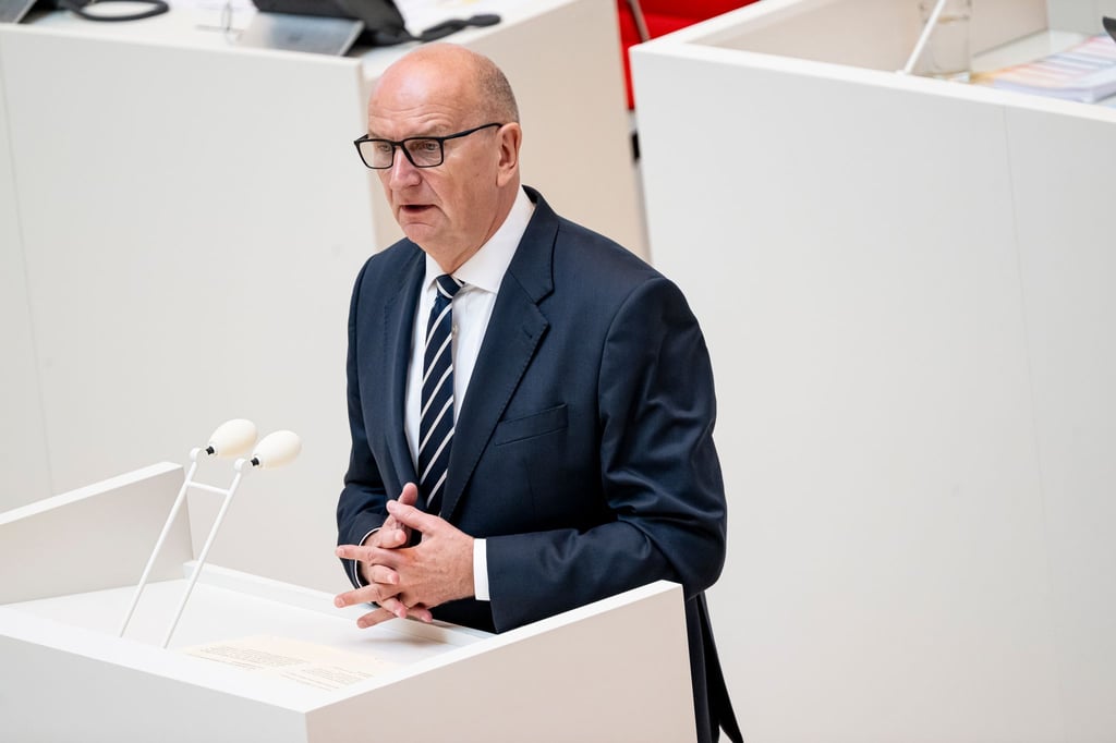 Brandenburgs Regierungschef Dietmar Woidke (SPD) hält eine Senkung der Stromsteuer für alle Stromkunden für notwendig (Archivbild).
