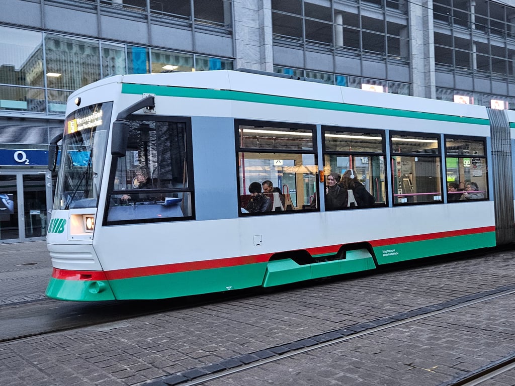 Blick auf eine Straßenbahn der MVB: In Magdeburg steigen zum 1. August die Ticketpreise im ÖPNV.