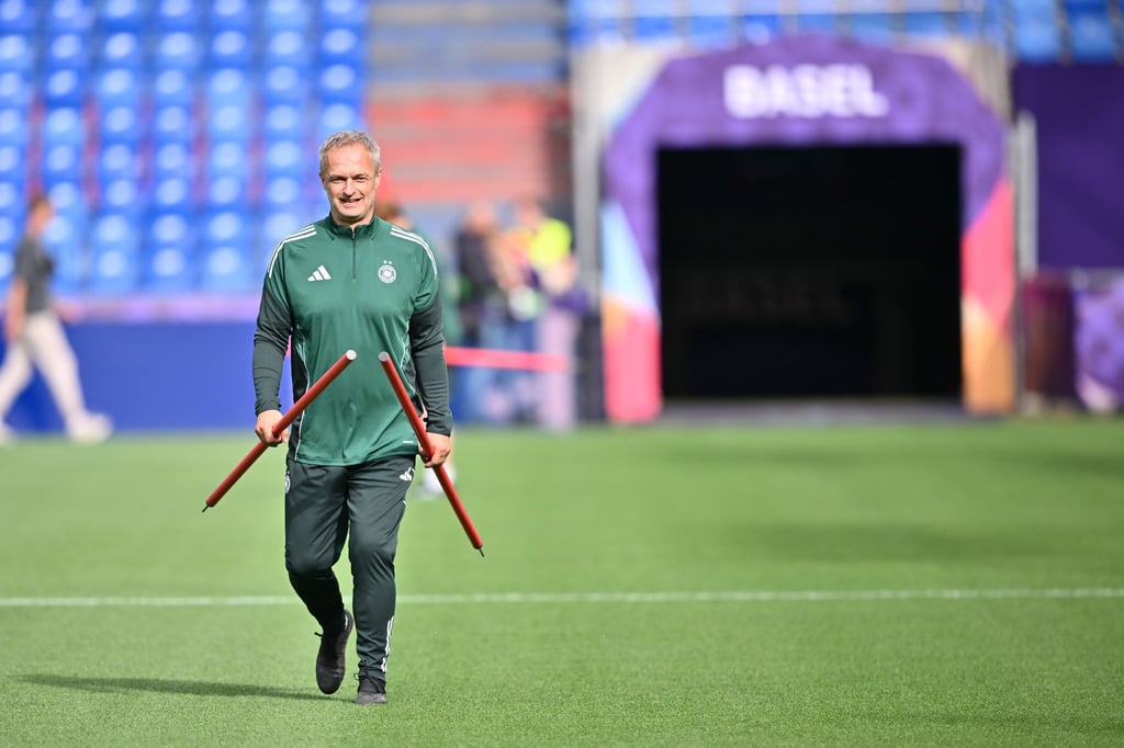 Bundestrainer Wück beim Abschlusstraining in Basel.
