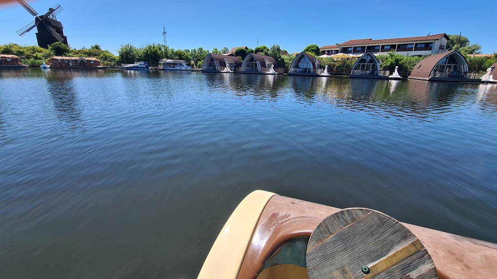 Ein Blick auf das schwimmende Seehotel auf dem Pareyer Mühlensee neben der Paltrockwindmühle.