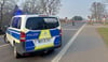 Die Polizei sicherte den Bahnübergang in zwischen Heyrotshberge und Gerwisch auf der B1 ab. 