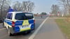 Die Polizei sicherte den Bahnübergang zwischen Heyrotshberge und Gerwisch auf der B1 ab.