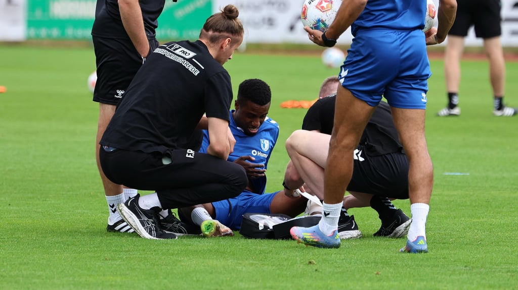 Das FCM-Training in Bad Wörishofen am Montagvormittag: Lubambo Musonda wird mit einem Cut am Schienbein behandelt.