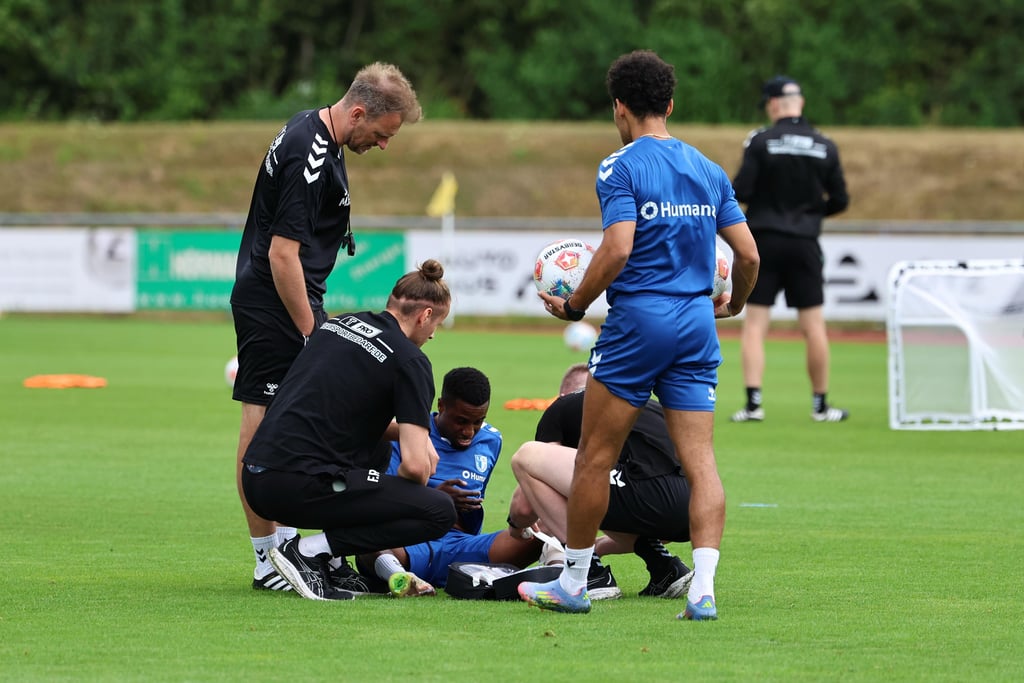 Das FCM-Training in Bad Wörishofen am Montagvormittag: Lubambo Musonda wird mit einem Cut am Schienbein behandelt.
