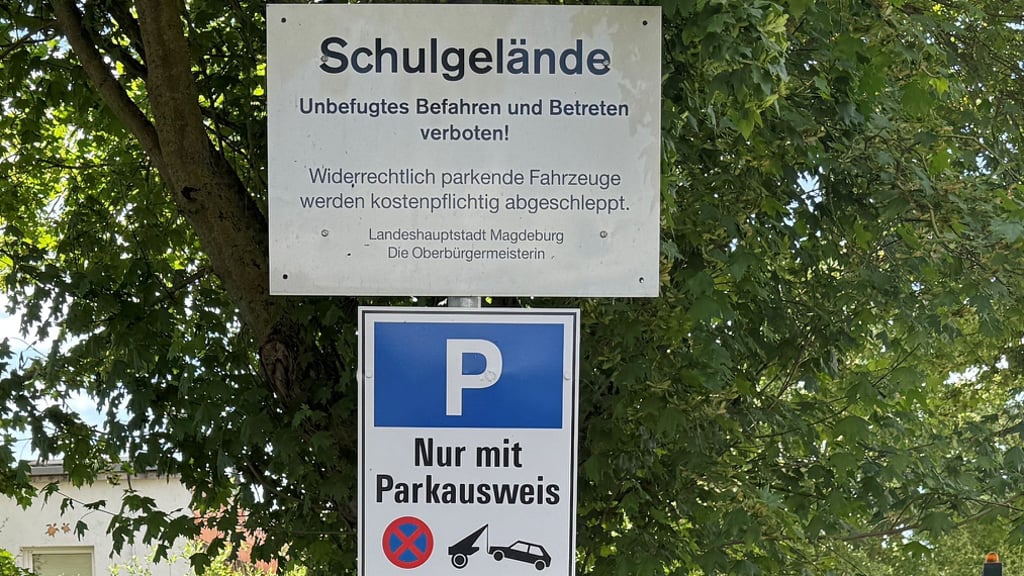 Auf Parkplätzen von Berufsschulen, wie hier an der BbS. Dr. Otto Schlein in Magdeburg, darf künftig nur noch gegen Gebühr geparkt werden.