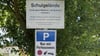 Auf Parkplätzen von Berufsschulen, wie hier an der BbS. Dr. Otto Schlein in Magdeburg, darf künftig nur noch gegen Gebühr geparkt werden.