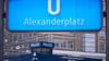 Vier ehemalige Polizisten der Wache am Berliner Alexanderplatz stehen unter anderem wegen Körperverletzung im Amt vor Gericht. (Archivbild)