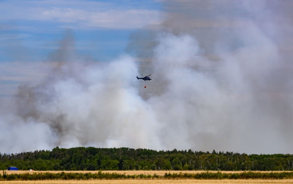 Beim Kampf gegen die Flammen in der Gohrischheide kommen auch Löschhubschrauber zum Einsatz.