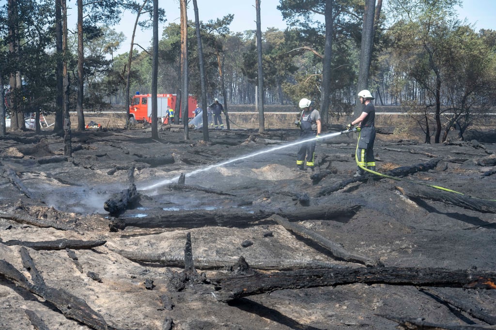 Feuerwehrleute auf der Suche nach Glutnestern.