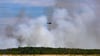 Beim Kampf gegen die Flammen in der Gohrischheide kommen auch Löschhubschrauber zum Einsatz.