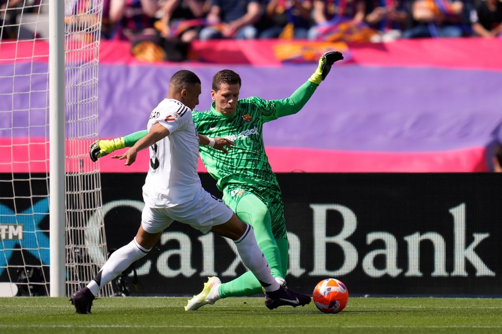 Bleibt dem FC Barcelona erhalten: Torwart Wojciech Szczesny (hinten).