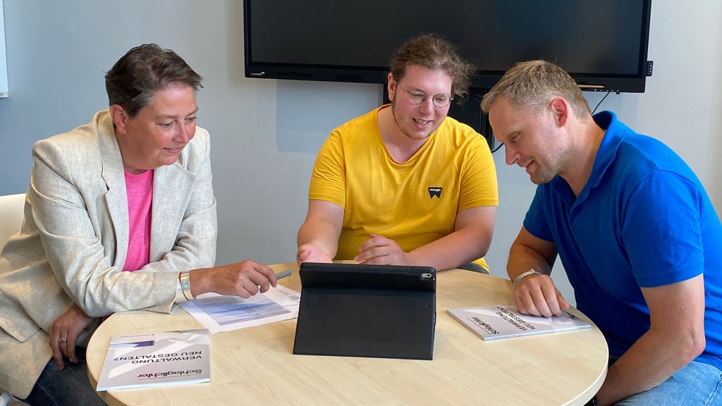 An der Hochschule Harz werden angehende Mitarbeiter im öffentlichen Dienst auch für den digitalen Wandel der Arbeitswelt fit gemacht. Hier sind Anja Huth, Chefin der Agentur für Arbeit West, Student Tobias Wehmann und Marco Lipke von der Hochschule im Gespräch.