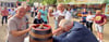 Parkfesteröffnung mit Faßbieranstich in Tangerhütte: Henry (links) und Werner Jacob (rechts) vom Altmärkischen Schaustellerverein sponserten das Freibierfass, Ortsbürgermeister Gerhard Borstell übernahm das Anzapfen.