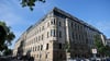 Die Fassade des Amtsgerichts ist mit schwarzer Farbe beschmiert worden. (Archivbild)